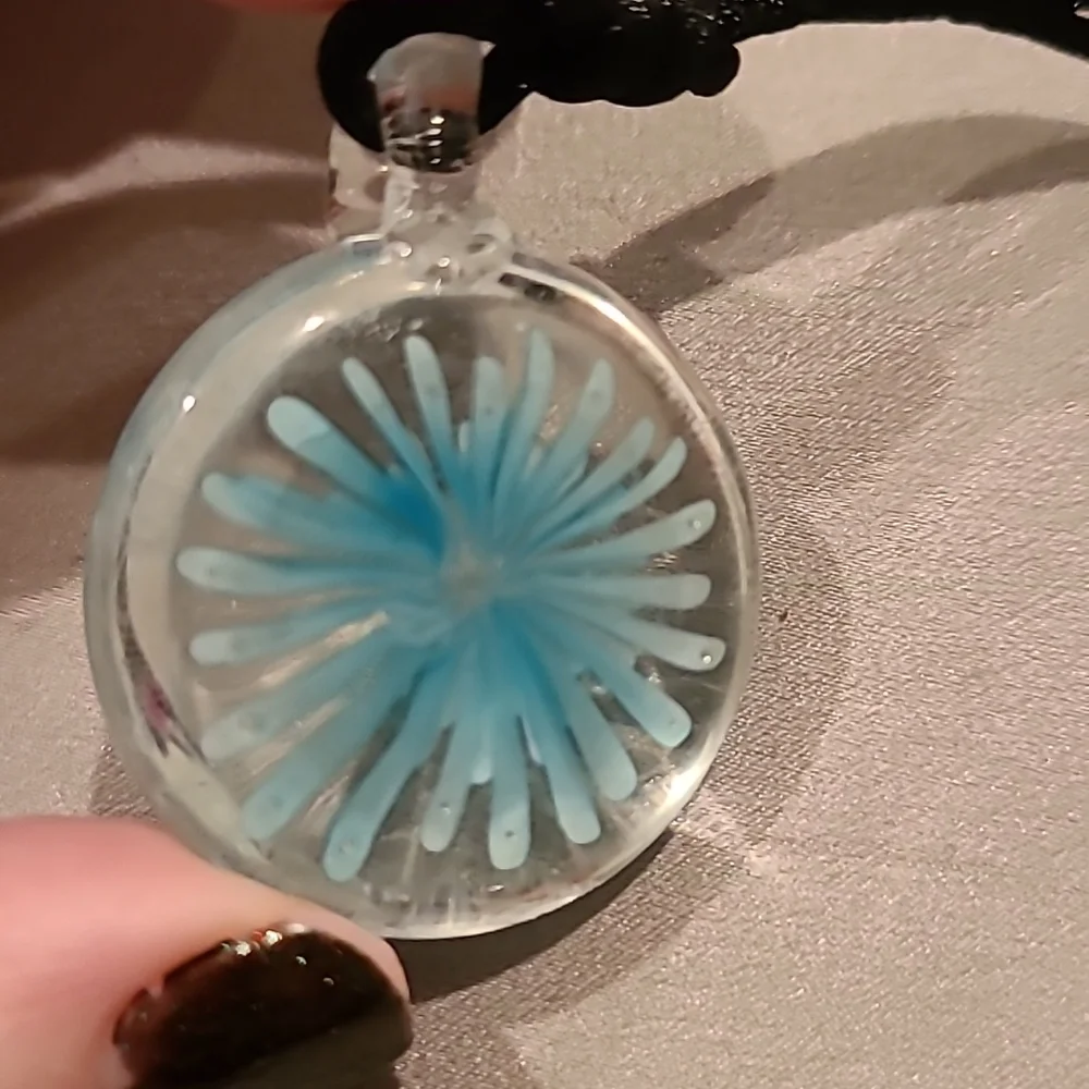 Ice blue burst glass puffy adjustable necklace - Picture 5 of 6